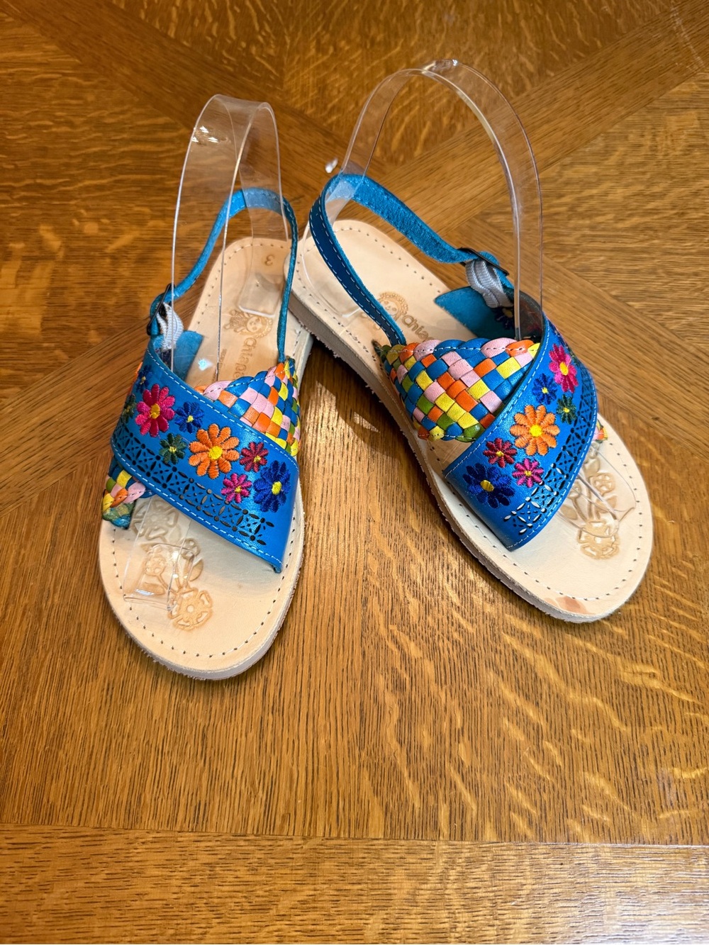 Chiapas. Shop colorful sandals